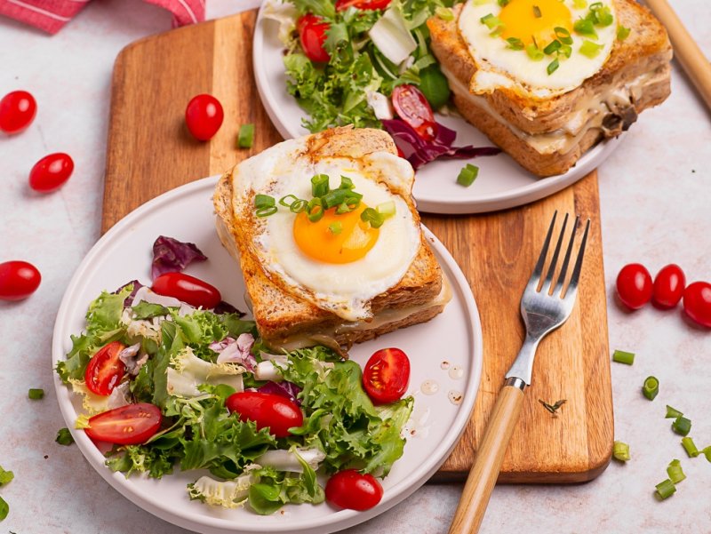 Tost z Szynką i Pieczarkami z Jajkiem Sadzonym