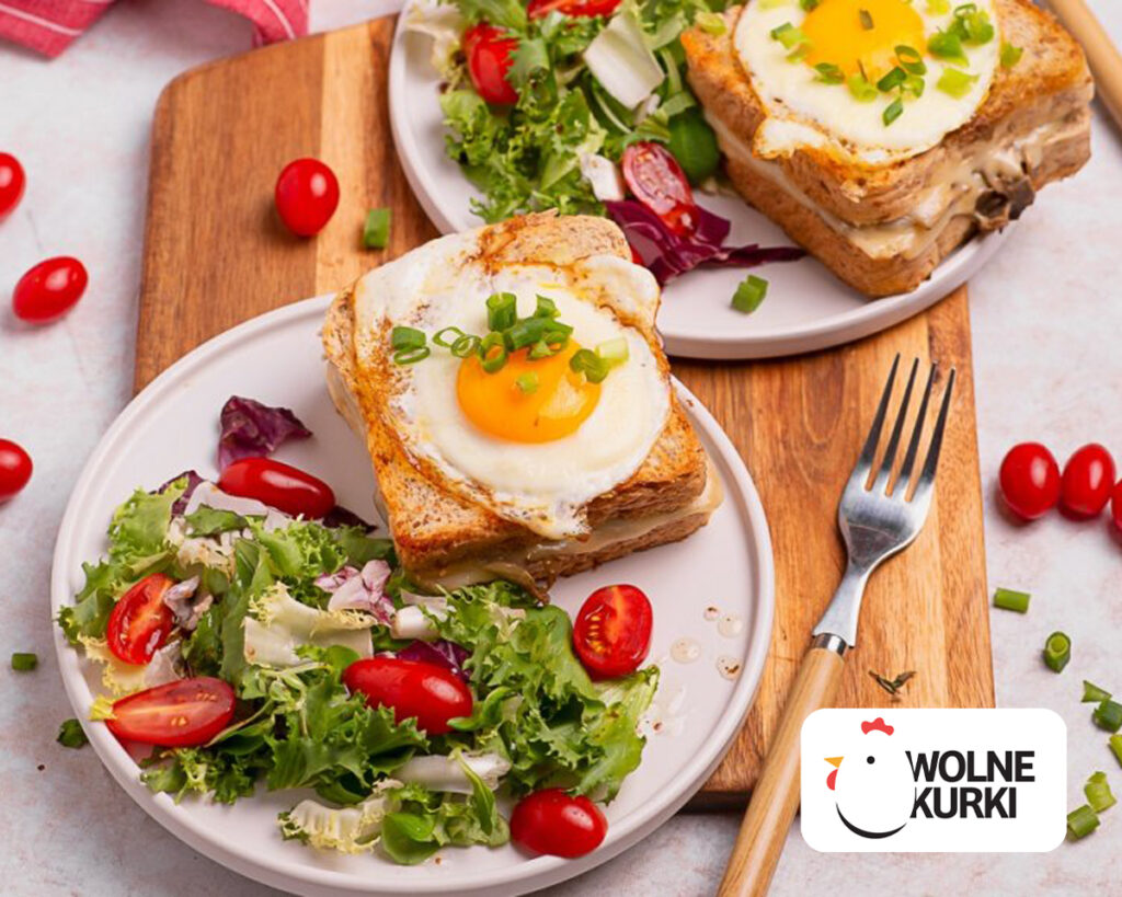Tost z Szynką i Pieczarkami z Jajkiem Sadzonym
