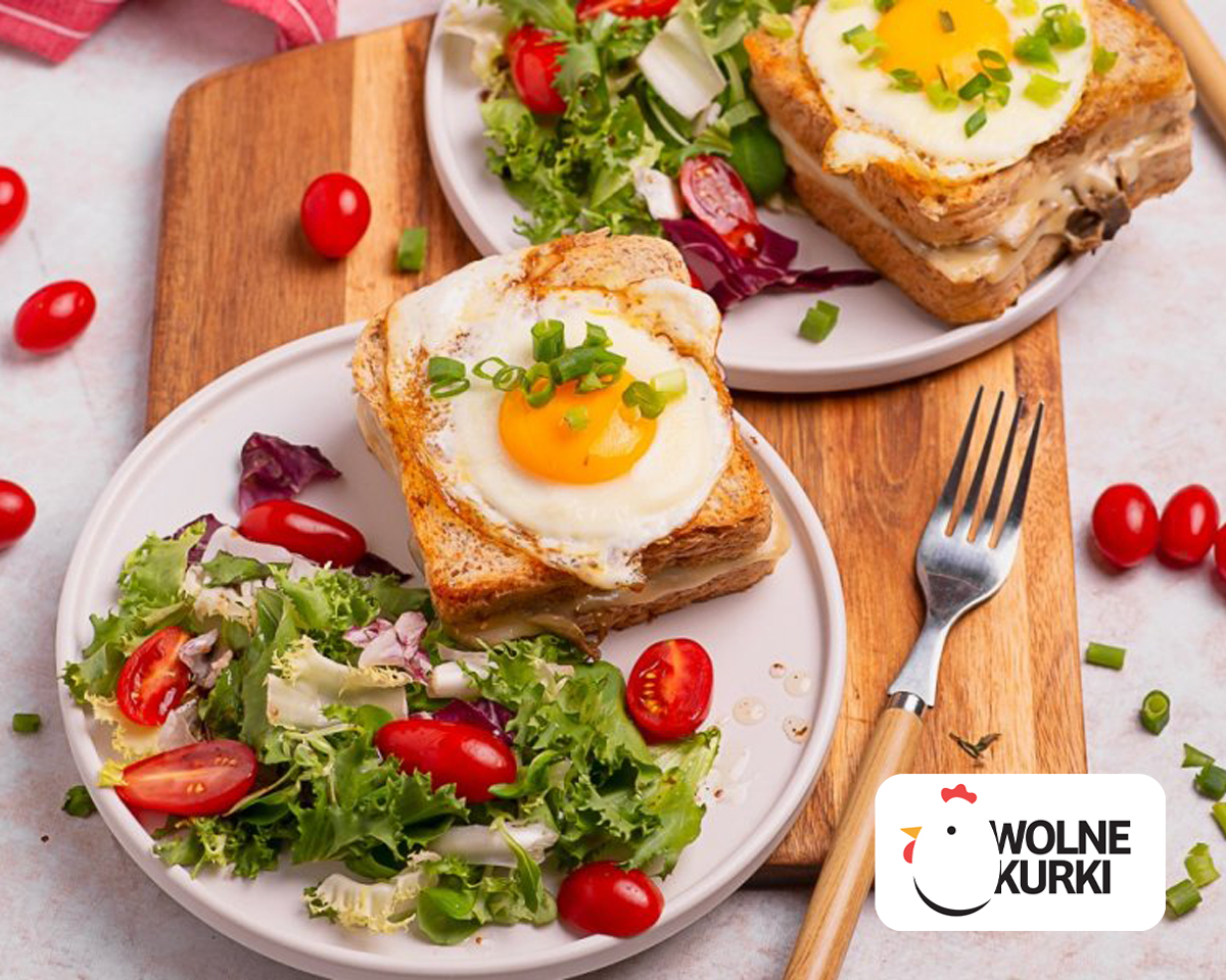 Tost z Szynką i Pieczarkami z Jajkiem Sadzonym