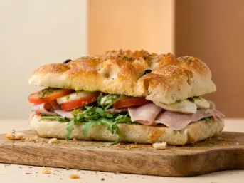 Focaccia z Pieca z Szynką Cotto i Mozzarellą